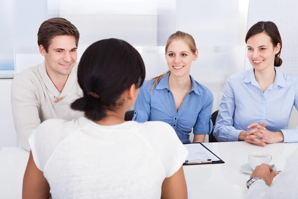 Glad företagare talar i office — Stockfoto