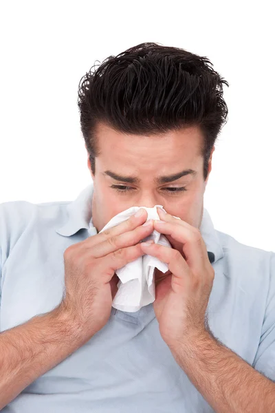 Hombre estornudando en un tejido —  Fotos de Stock