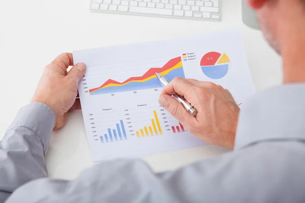 Geschäftsmann analysiert Grafik — Stockfoto