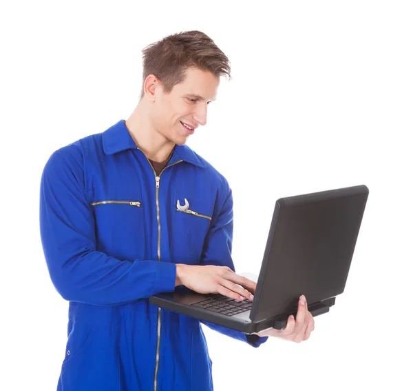 Jonge mannelijke technicus met behulp van laptop — Stockfoto