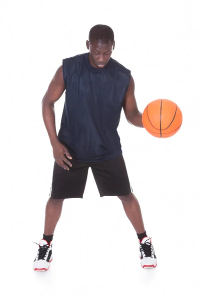 Afrikanischer junger Mann spielt Basketball — Stockfoto