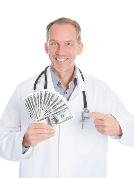 Doktor holding para — Stok fotoğraf