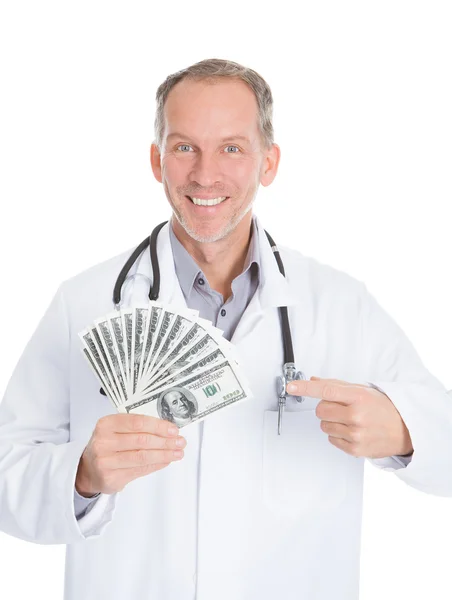 Doctor sosteniendo dinero —  Fotos de Stock