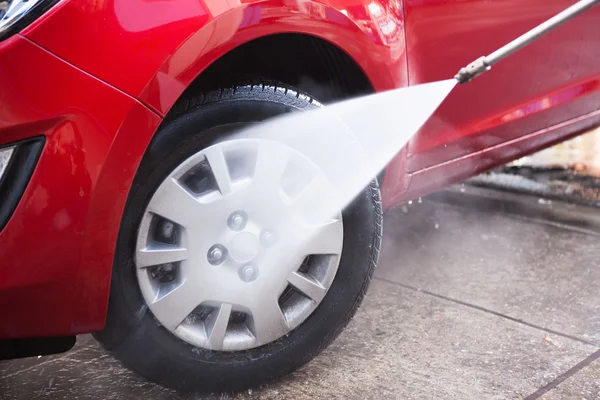 Hose Splashing Water On Black Tire — Stock Photo, Image