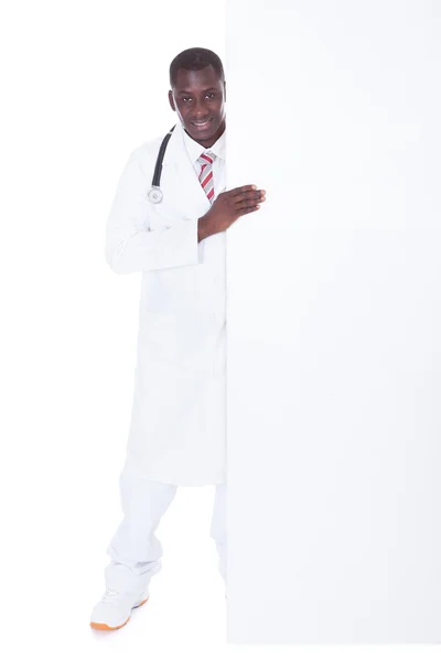 Médico masculino segurando prancheta — Fotografia de Stock