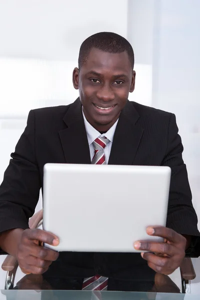 Afrika işadamı holding dijital tablet — Stok fotoğraf