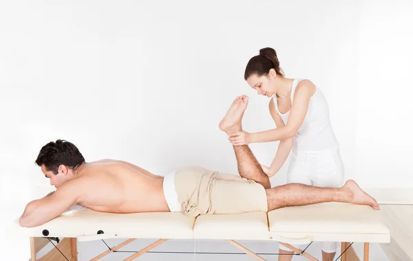 Žena masážní člověka noha — Stock fotografie
