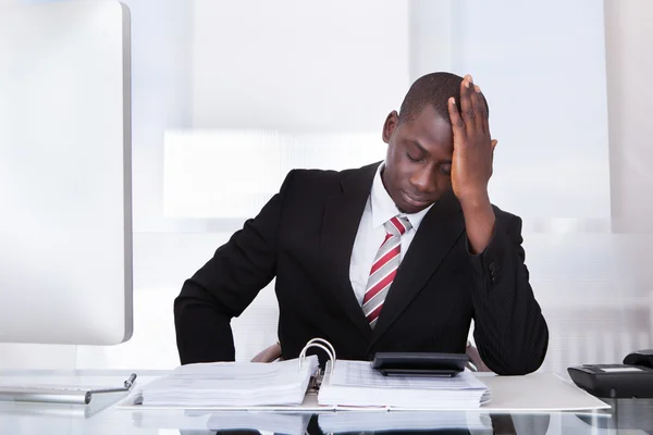 Empresario frustrado en el escritorio — Foto de Stock