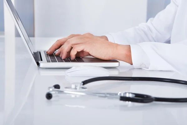 Close-up Of Doctor Using Laptop — Stock Photo, Image