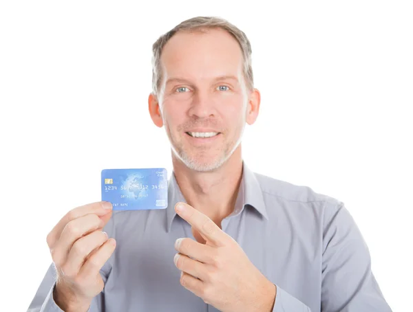 Зрелый бизнесмен показывает кредитную карту — стоковое фото