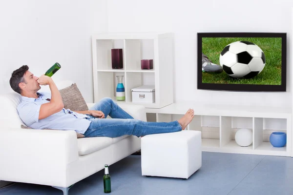 Uomo guardando il calcio — Foto Stock