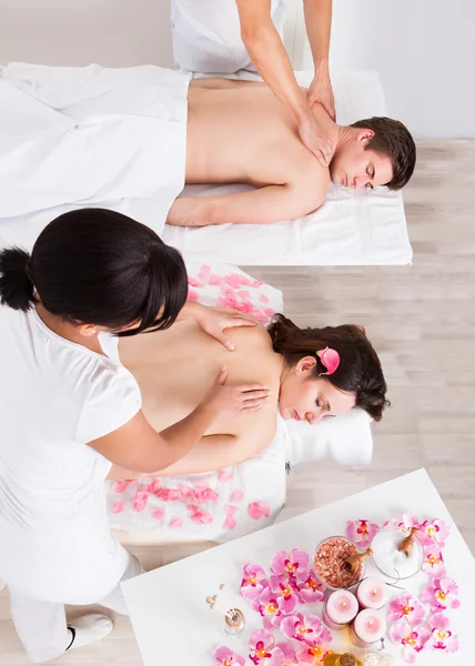 Paar bekommt Massage im Spa — Stockfoto