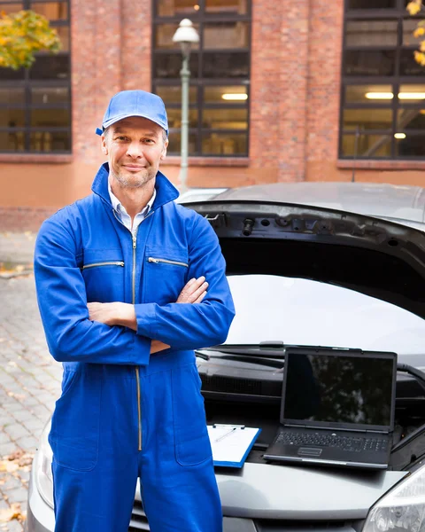 Carro masculino mecânico — Fotografia de Stock