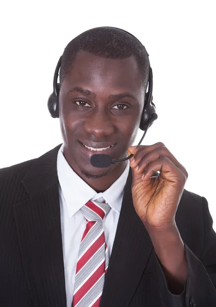 Biznesmen Afryki noszenie słuchawki — Zdjęcie stockowe