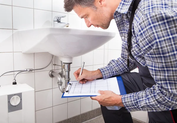 Plumber Writing On Clipboard — Stock Photo, Image