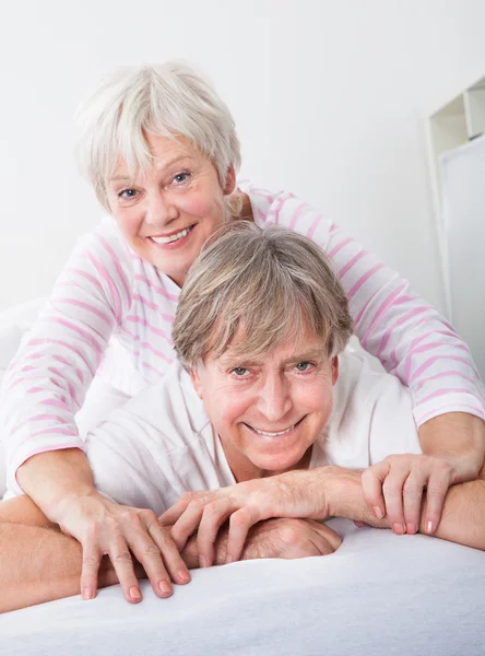 Senior koppel ontspannen op de sofa — Stockfoto