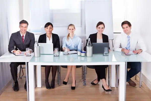 Empresários sentados em conferência — Fotografia de Stock