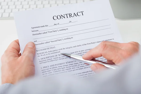 Hombre de negocios contrato de lectura — Foto de Stock