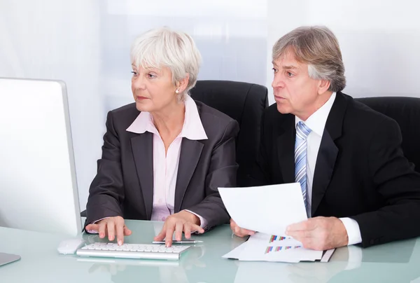 Two Business People Working Together — Stock Photo, Image