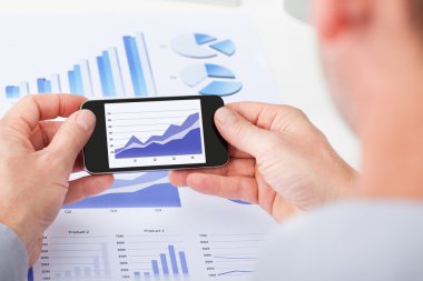 cep telefonu kullaranarak birinin elini