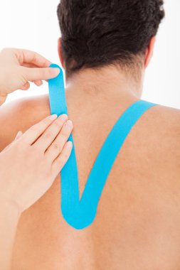 kadın adama Fizyo bandı uygulamak