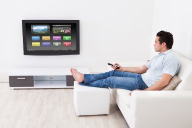 adam televizyonda ayarlarını uygulama