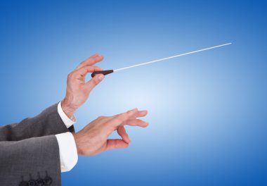 Orkestra'nın baton ile yönlendiren kişi