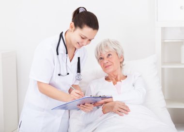 Doktor hastaya reçete verilmesi