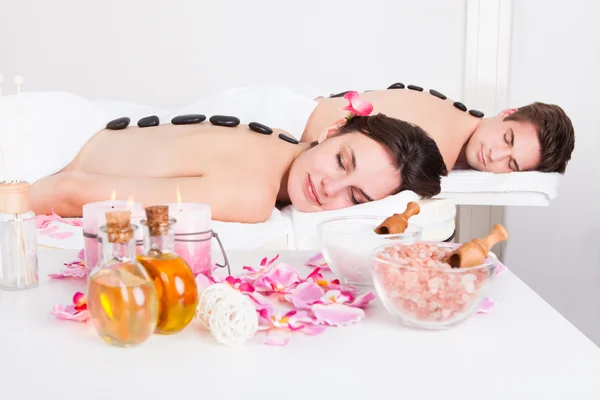 Par njuter av en lastone massage — Stockfoto