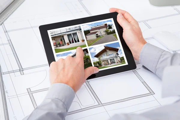 Digitale Tablet PC over blauwdruk bekijken van foto's van huis — Stockfoto