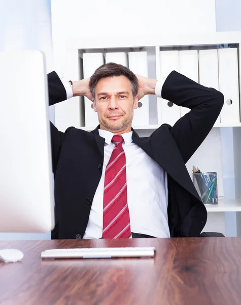 Homme d'affaires relaxant au bureau — Photo