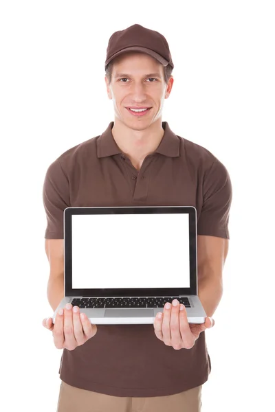 Leverans mannen hålla laptop — Stockfoto
