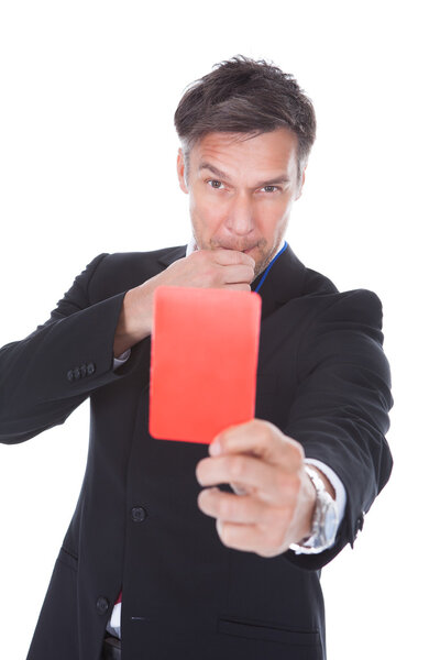 Бизнесмен показывает красную карточку
