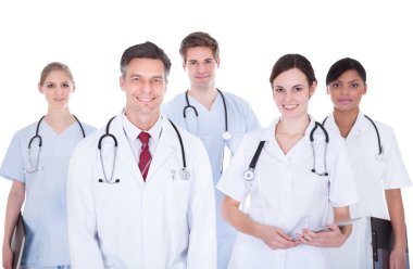 Doktorlar ve hemşireler stetoskop ile