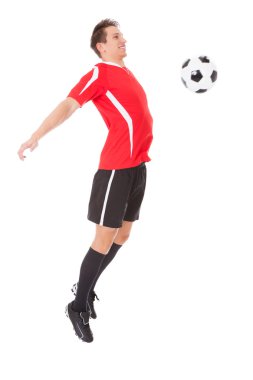Futbolcu topa vuruyor