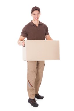 Kutu taşıyan kurye.