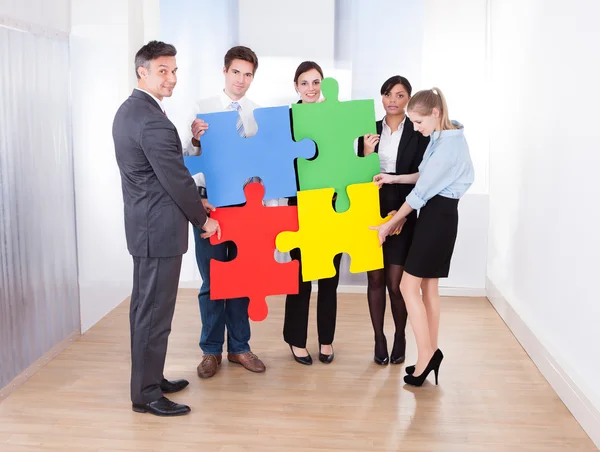 Businesspeople Assembling Jigsaw Puzzle — Stock Photo, Image