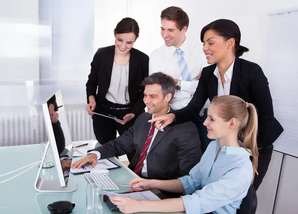 Empresários olhando para o computador — Fotografia de Stock