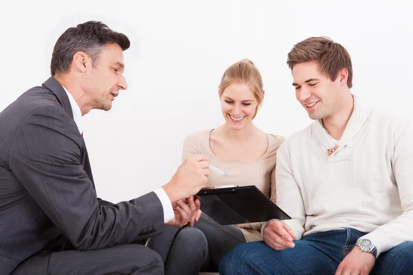 Consultor Mostrando Portapapeles A Pareja — Foto de Stock