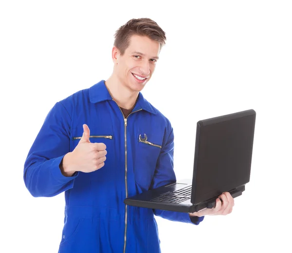 Técnico masculino usando laptop — Fotografia de Stock