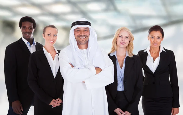 Arabský muž s podnikateli — Stock fotografie
