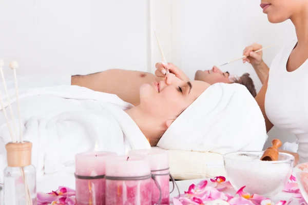 Couple Applying Facial Mask — Stock Photo, Image