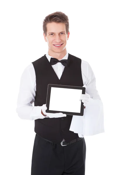 Kellner hält Tablet-PC in der Hand — Stockfoto