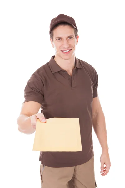 El hombre entregando correo —  Fotos de Stock