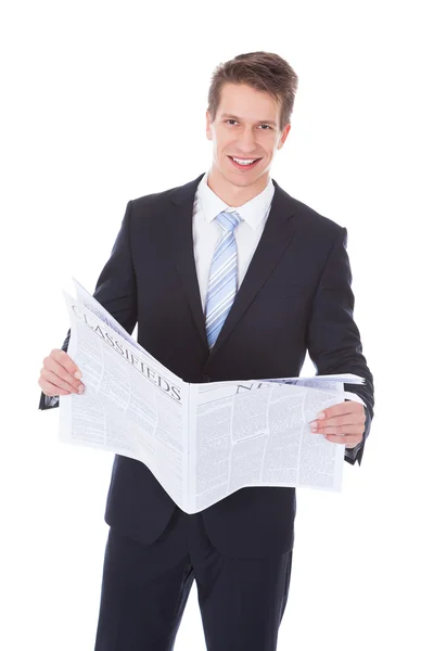 Газета Businessman Holding — стоковое изображение # ▶ Скачивайте картинки в хорошем качестве Газета Businessman Holding Стоковое Изображение