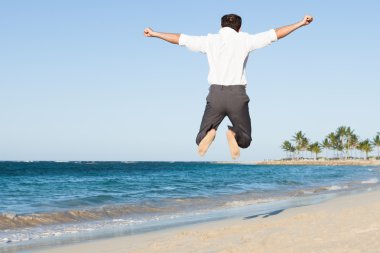 adam kumsalda atlama