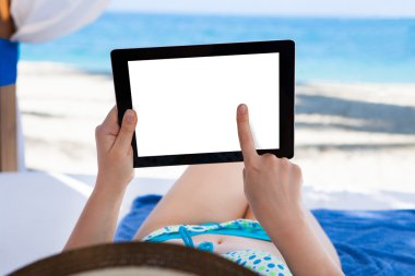 Dijital tablet kumsalda tutan kadın