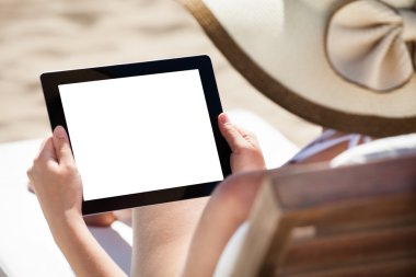 Dijital tablet plaj sandalye kullanan kadın