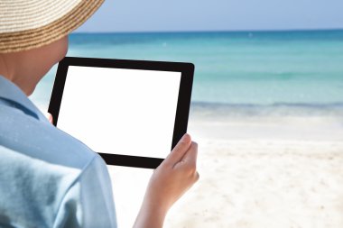 Kumsalda dijital tablet kullanan kadın