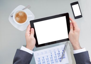 işadamı ile dijital tablet ve takvim